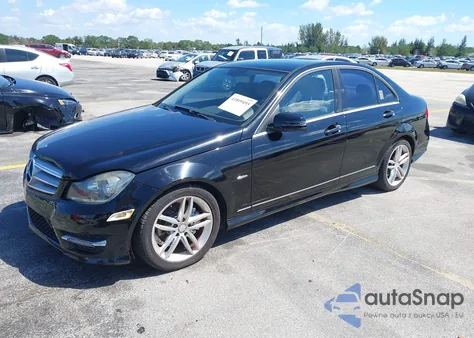 2012 Mercedes-Benz C 250 Luxury/Sport z USA, uszkodzony, nr VIN WDDGF4HB5CR206382